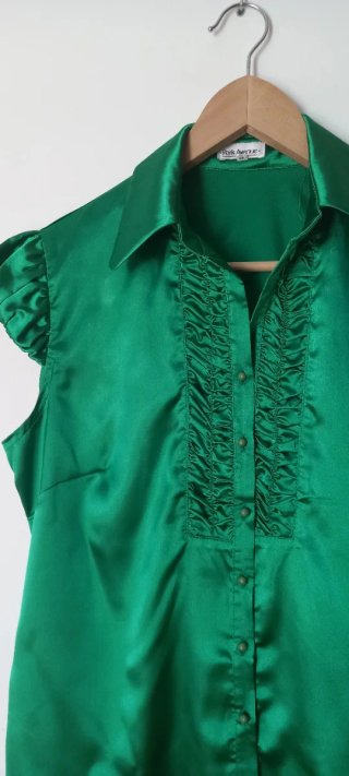 Blusa verde satinada con cinturón