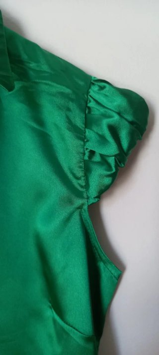 Blusa verde satinada con cinturón