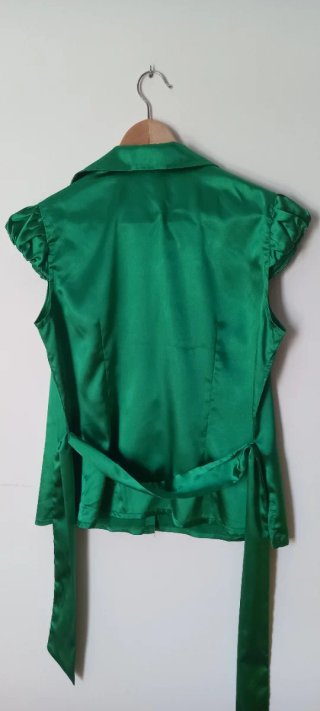 Blusa verde satinada con cinturón