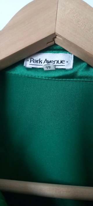 Blusa verde satinada con cinturón