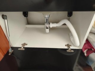 Lavabo de cerámica con mueble de madera