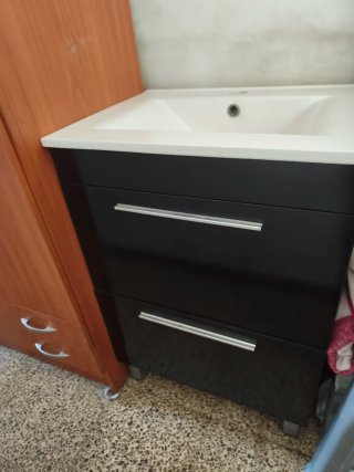Lavabo de cerámica con mueble de madera