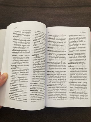 Diccionario bilingüe esencial: Latino-Español /...