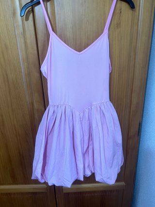 Vestido pantalón rosa con falda abullonada