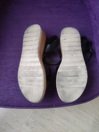 Sandalias negras cómodas.
