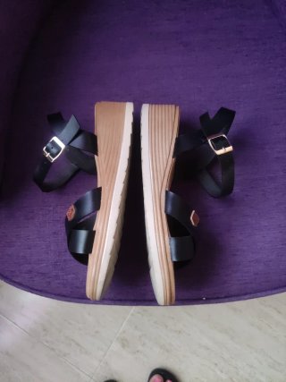 Sandalias negras cómodas.