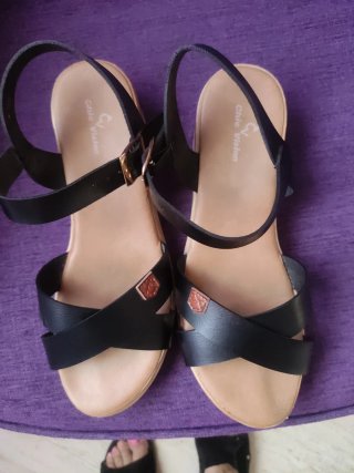 Sandalias negras cómodas.
