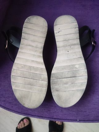 Sandalias negras cómodas.