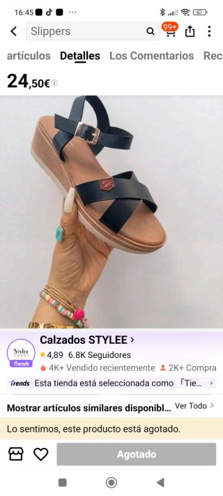 Sandalias negras cómodas.