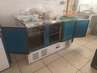 Lote Hostelería: Nevera LG, Mesa, Lavavajillas