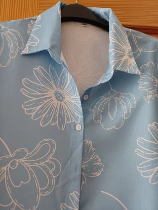 Blusa azul con estampado floral