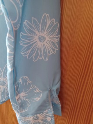 Blusa azul con estampado floral