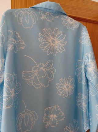 Blusa azul con estampado floral