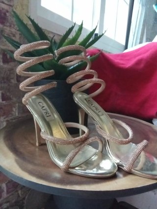 Sandalias doradas tacón alto espiral