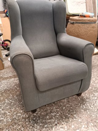 Sillón de tela gris