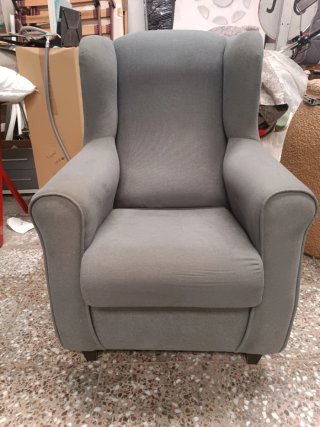 Sillón de tela gris