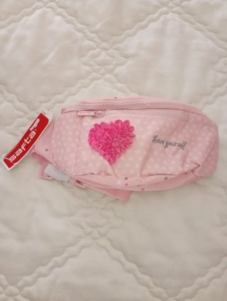 Conjunto escolar rosa con corazones
