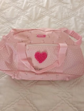 Conjunto escolar rosa con corazones