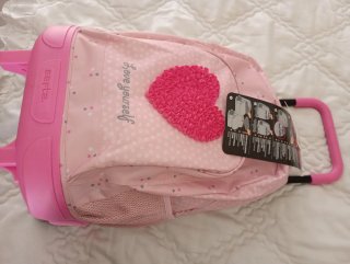 Conjunto escolar rosa con corazones