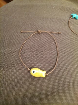 Pulsera con pez amarillo