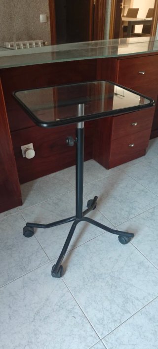 Mesita auxiliar cristal con ruedas