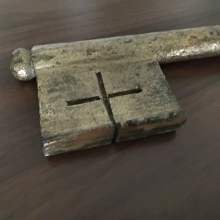 Vecchia chiave grande in legno