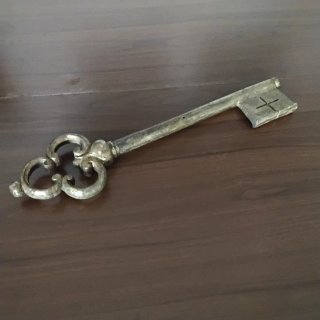 Vecchia chiave grande in legno