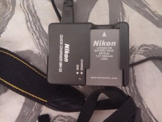Cámara Nikon con accesorios