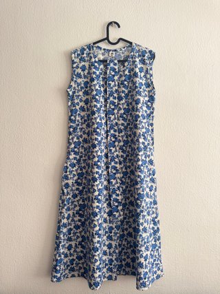 Vestido ligero de algodón con flores azules