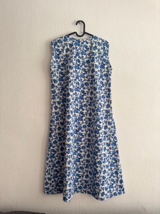 Vestido ligero de algodón con flores azules