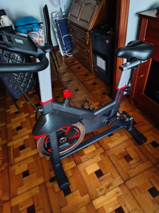 Bicicleta Estática Negra y Roja