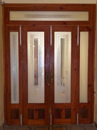 Puerta antigua madera con cristales decorados