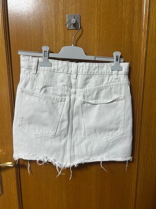 Falda vaquera mini blanca desgastada