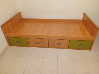Dormitorio juvenil completo con cama y estantería.