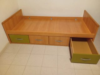 Dormitorio juvenil completo con cama y estantería.
