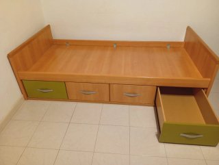 Dormitorio juvenil completo con cama y estantería.