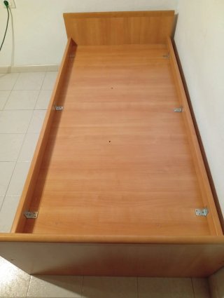 Dormitorio juvenil completo con cama y estantería.