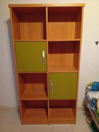 Dormitorio juvenil completo con cama y estantería.