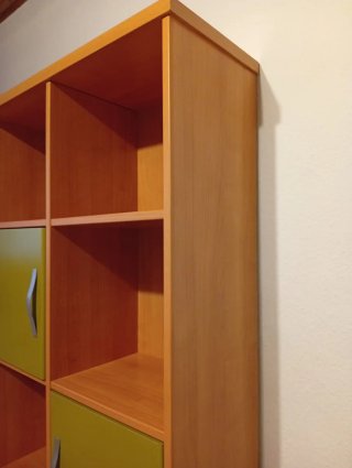Dormitorio juvenil completo con cama y estantería.