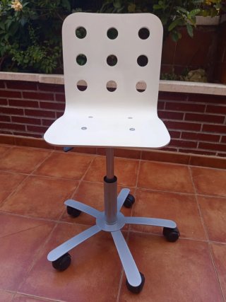 Silla infantil de escritorio blanca