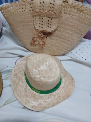 Sombrero de paja y bolso de playa sin usar