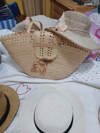 Sombrero de paja y bolso de playa sin usar