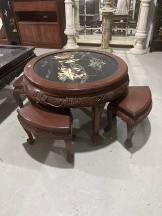 Conjunto mesa oriental con taburetes.