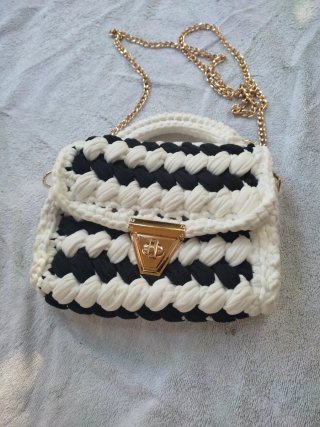 Bolso de mano con cadena