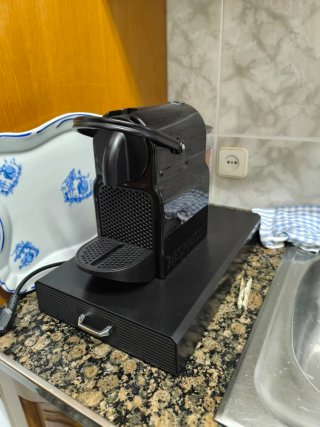 Cafetera Nespresso con cajón cápsulas