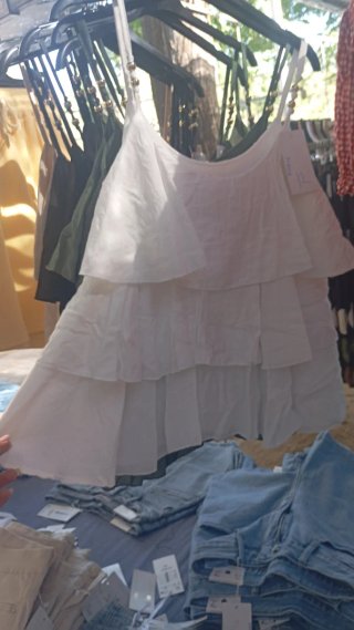 Top blanco con volantes