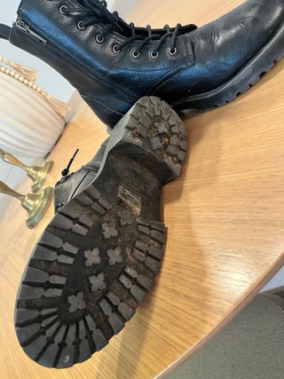 Botas militares negras con cordones y cremallera