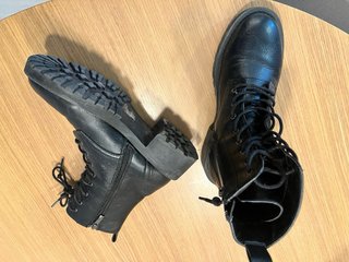 Botas militares negras con cordones y cremallera