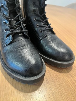 Botas militares negras con cordones y cremallera