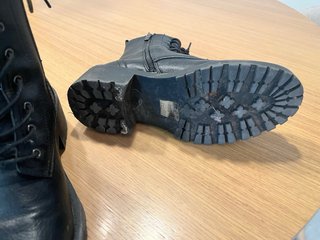 Botas militares negras con cordones y cremallera